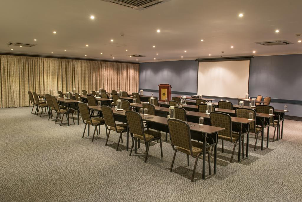 Peermont Mondior Hotel Gaborone Buitenkant foto