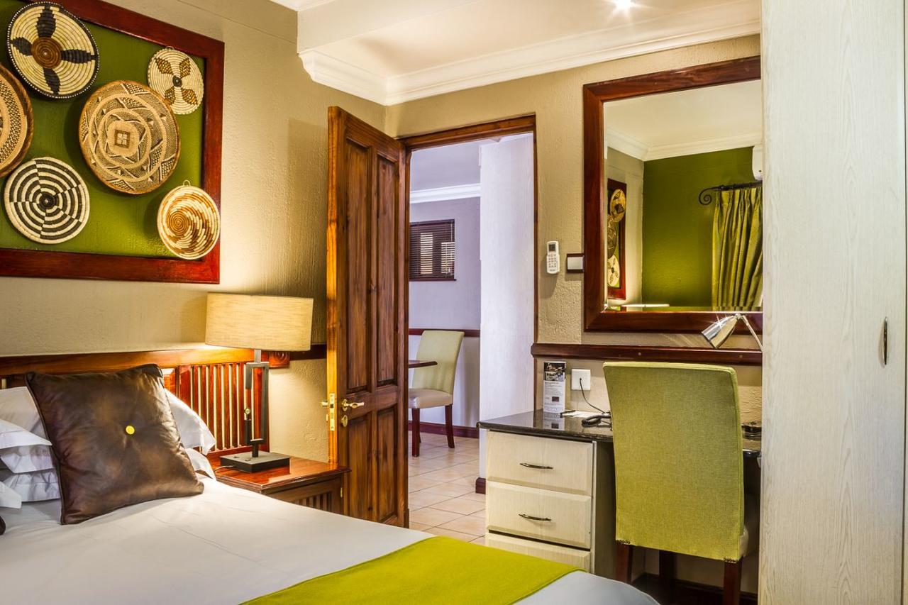 Peermont Mondior Hotel Gaborone Buitenkant foto