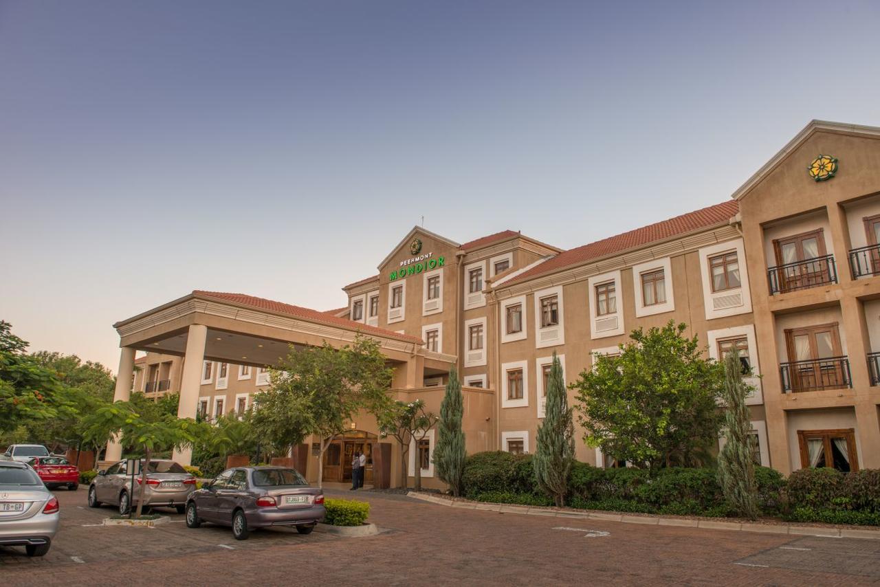 Peermont Mondior Hotel Gaborone Buitenkant foto