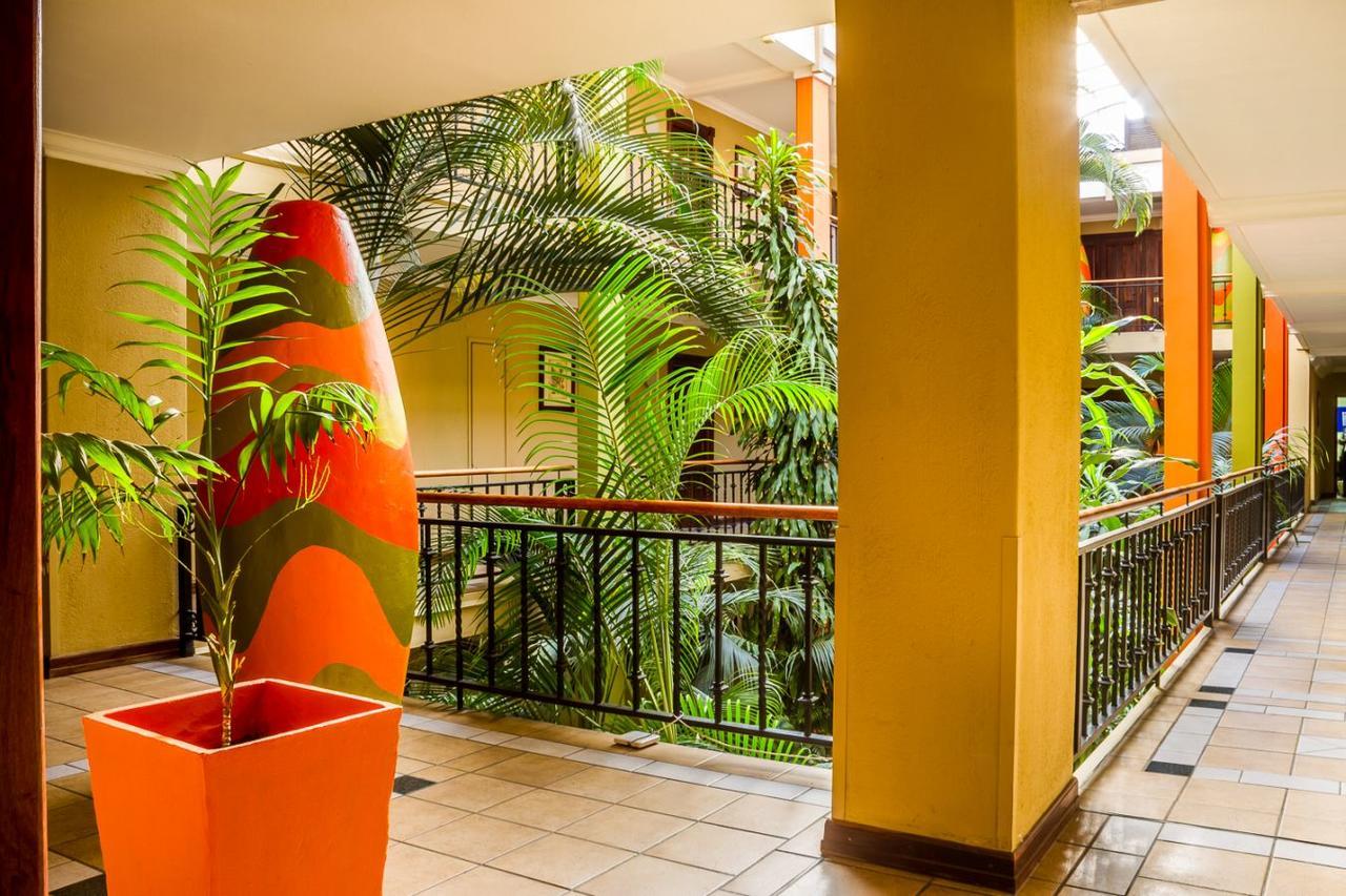 Peermont Mondior Hotel Gaborone Buitenkant foto