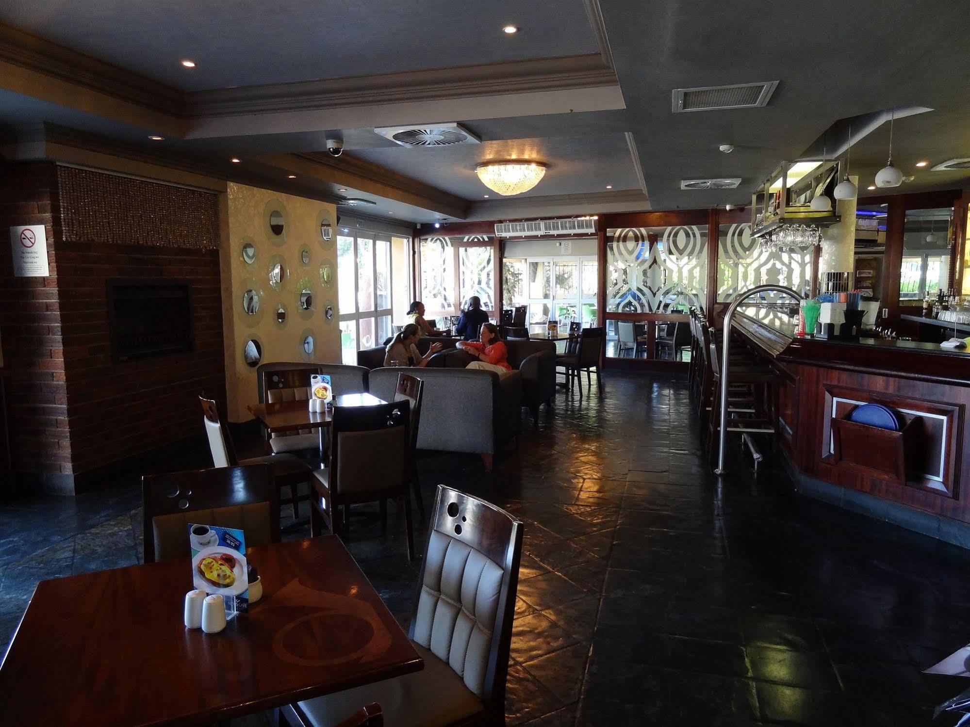Peermont Mondior Hotel Gaborone Buitenkant foto