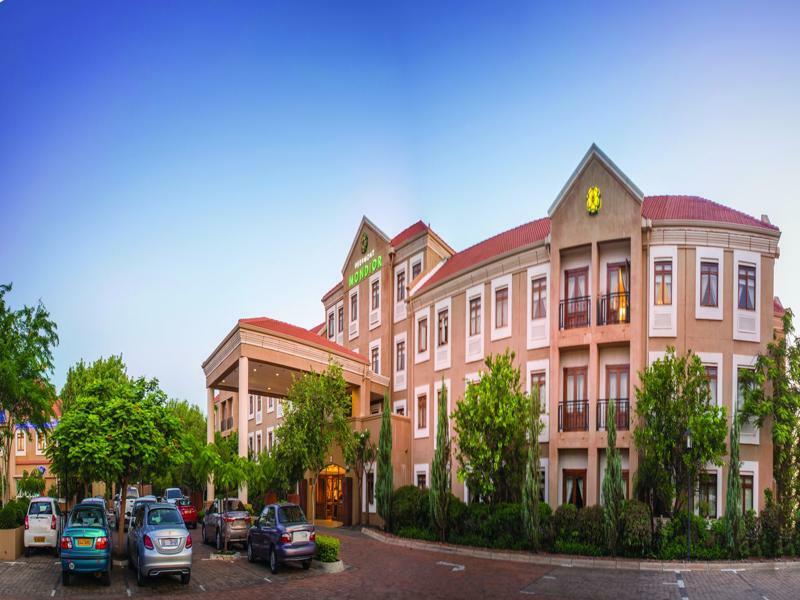 Peermont Mondior Hotel Gaborone Buitenkant foto