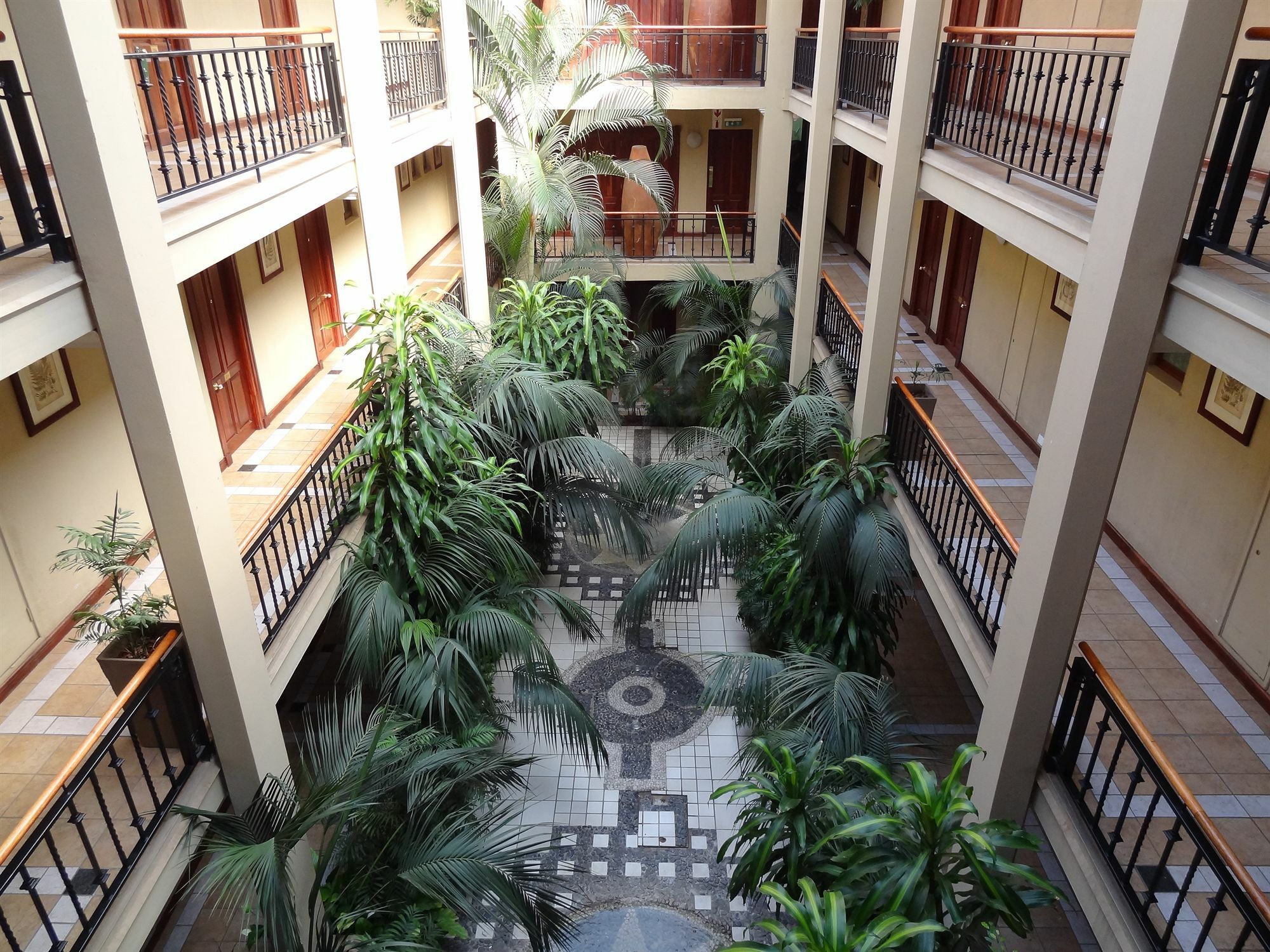 Peermont Mondior Hotel Gaborone Buitenkant foto